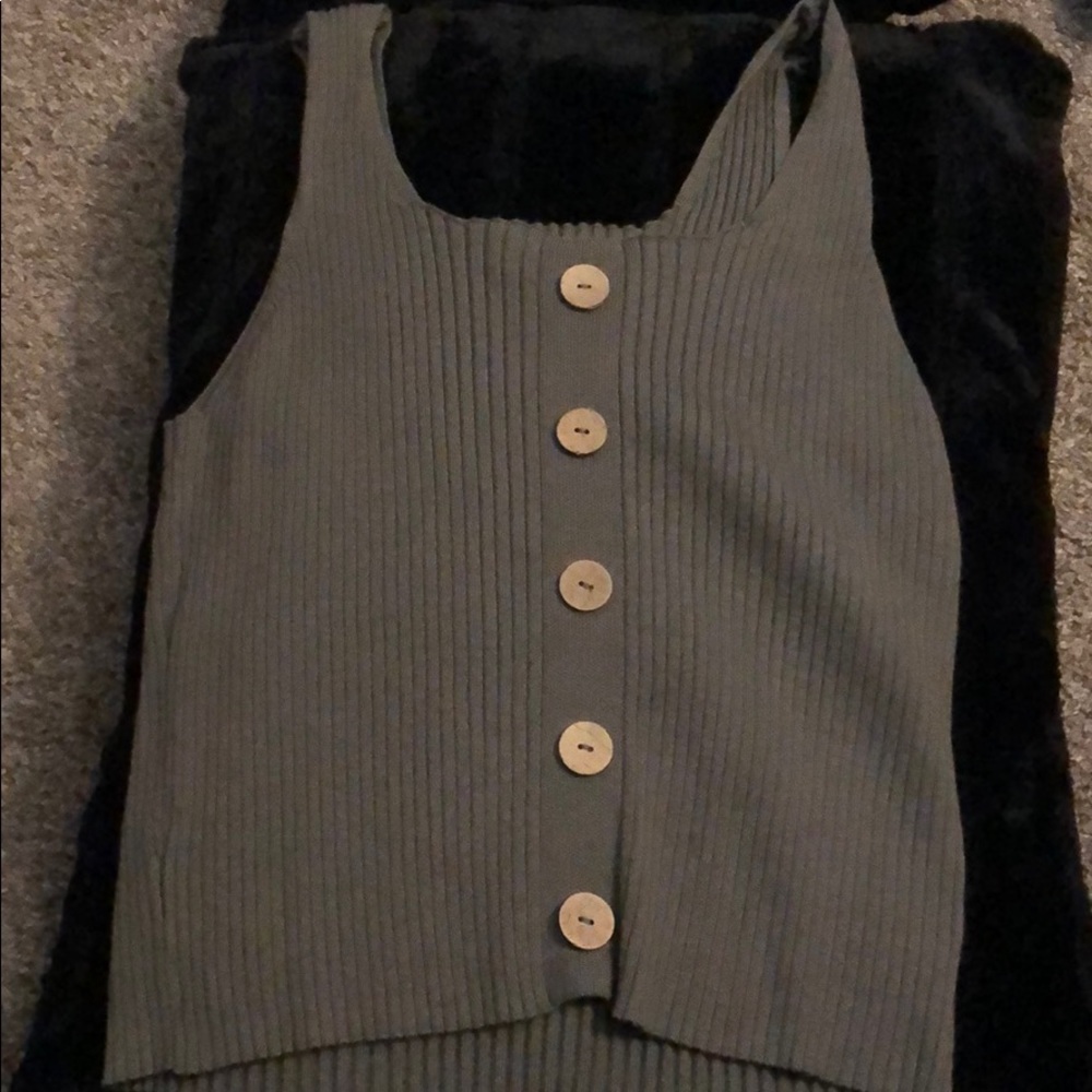 Green tank top with wood like buttons Size XXL